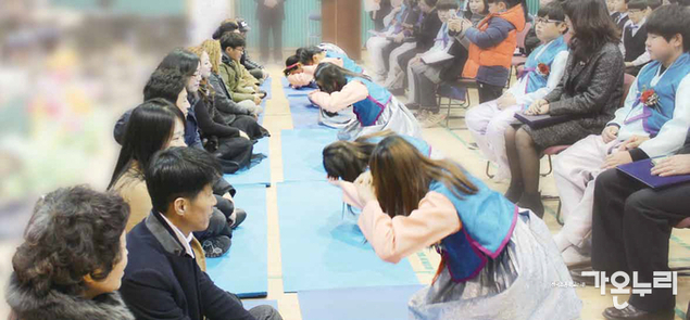 지루하고 딱딱한 졸업식은 가라…패션쇼 등 이색 졸업식