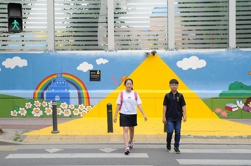 "초등학교 앞 옐로카펫, 어린이 교통안전에 효과"