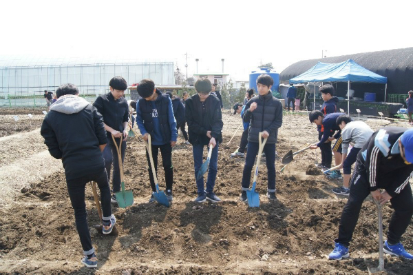 '학교텃밭 조성 사업', 친환경 농작물 재배하며 관찰일지 적자