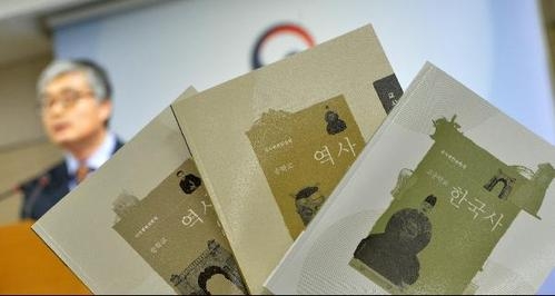 '말 많고 탈 많던' 국정교과서 폐지… 文, 교육분야 1호 업무지시