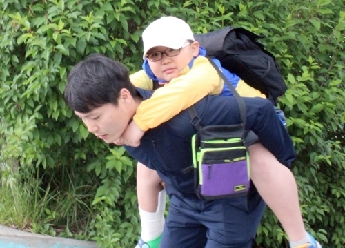 발 깁스한 제자 이틀간 업고 수학여행 시켜준 초등교사