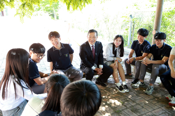 엄마의 따뜻한 품이 학교폭력 예방에 큰 효과 있어