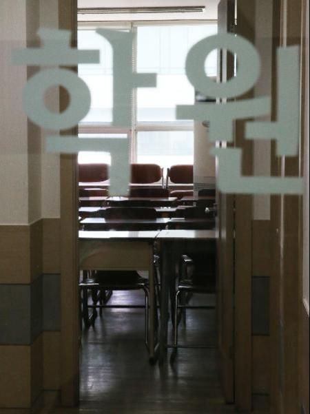 저출산에 교육서비스업 타격… 대치동 학원가, 750여 곳 문 닫아