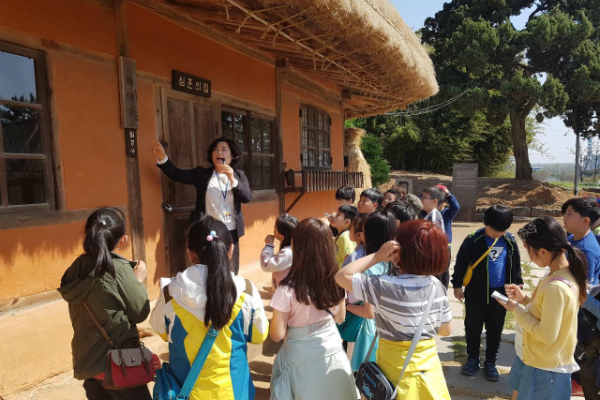 "온 마을이 나서서 아이를 함께 키운다"