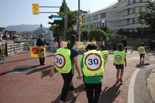"학교 앞 시속 30㎞ 이하 지켜주세요“