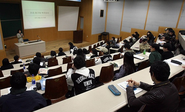 개강 맞은 대학생들, 없어서는 안 되는 ‘필수템’은 무엇?