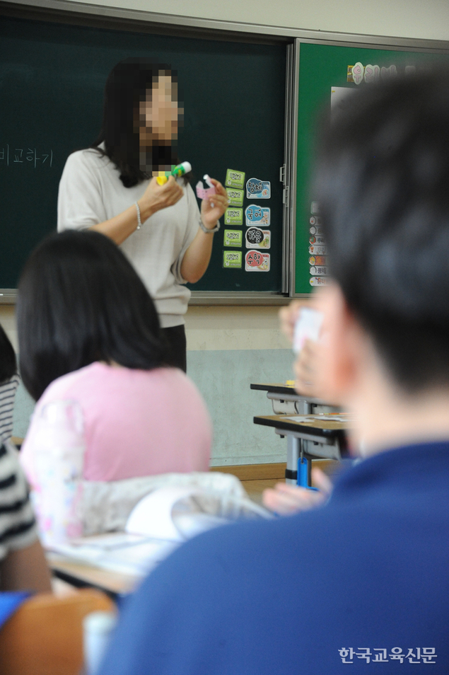 늘기만 하는 시수…“저학년 담임 맡기 싫어요”