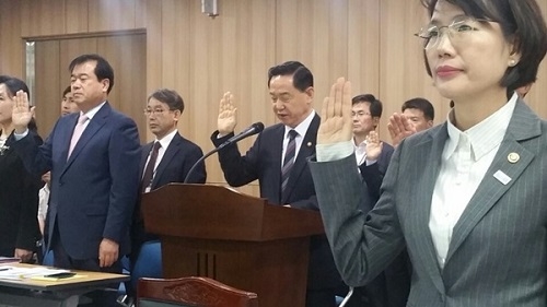 김상곤 부총리 겸 교육부 장관과 관계자들이 12일 정부세종청사에서 열린 교육문화체육관광위원회의 교육부 국정감사에 앞서 선서를 하고 있다. / 손현경 기자