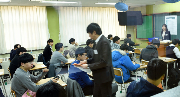수능 시험 날 출근시간 늦추고 시험장 주변 교통 통제