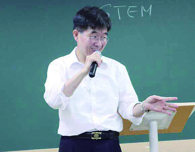 공병호 경영연구소 공병호 박사. 매일 오전 4시에 일어난다는 그는 1년에 300회 이상 강연을 하고 5권이 넘는 책을 쓰는 자기계발의 달인으로 알려져 있다.