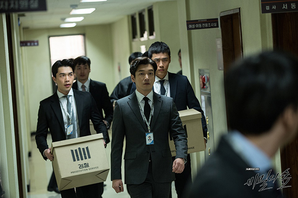 죄 지은 자, 법의 심판을 받아라!