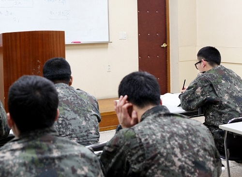 국방부 “군인 수험생, 다음주 수능 응시할 수 있도록 휴가 연장”