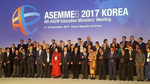 제6차 아셈(ASEM)교육장관회의에 참석한 아시아ㆍ유럽 회원국 대표단들이 기념촬영하고 있다. / 방종임 기자