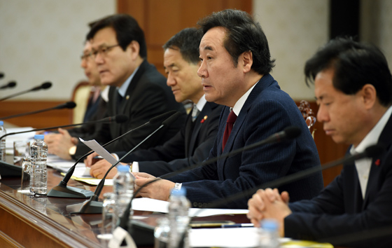 이낙연 국무총리가 23일 세종로 정부서울청사에서 ‘제18회 국정현안점검조정회의’를 주재, 모두발언을 하고 있다.