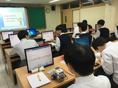 SW교육을 받고 있는 과천고 학생들. 과천고 제공