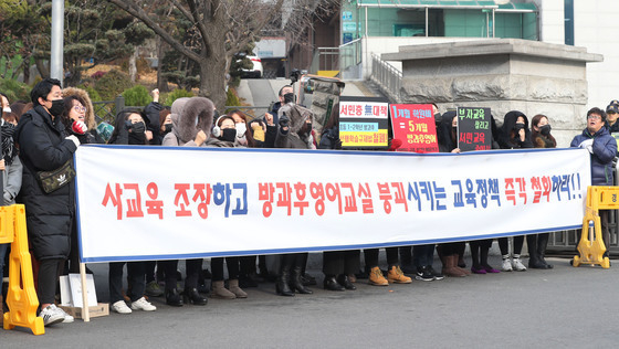여당 “유치원 영어교육금지 시행 미뤄야“…김상곤 “충분히 검토“