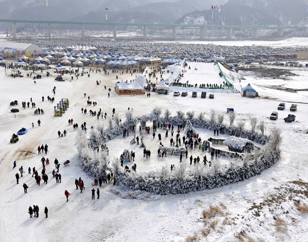 인제 빙어축제…개막 첫 주말 인파 23만 여명 몰려
