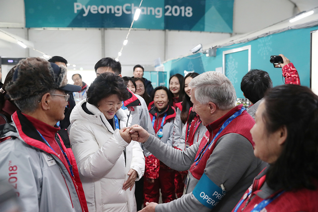 김정숙 여사 평창 방문, 자원봉사자 격려