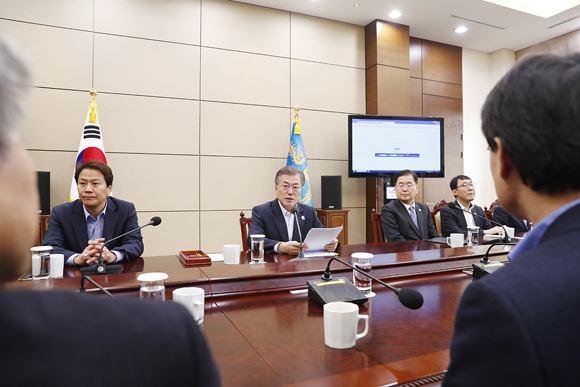 문 대통령 “불합리한 보호무역 조치, 당당하고 결연히 대응”