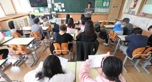 초등교사 ‘열에 여덟은 여성’… 학생·학부모는 어떻게 생각할까?