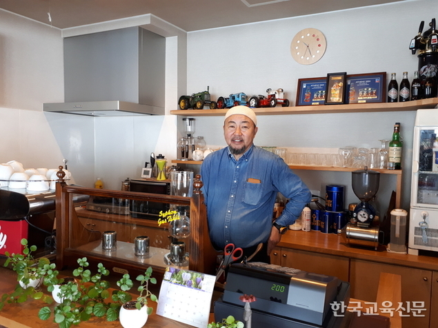 쿠라누마 카메 주인장의 모습