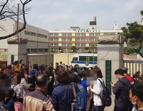 '범죄자에 뻥 뚫린 초등학교'…기본 매뉴얼도 안 지켰다