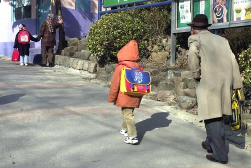 엄마아빠 대신 ‘할머니할아버지’ 손에 크는 아이… 조부모 교육은 이렇게!