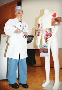 귀순병사의 상태를 브리핑하는 이국종 교수
