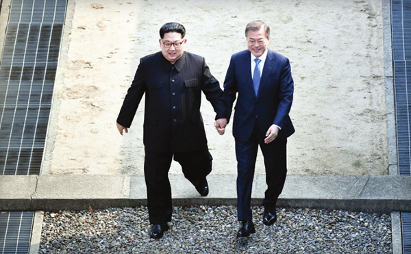김정은 국무위원장이 문재인 대통령에게 손을 잡고 함께 군사경계선을 넘을 것을 즉석 제안했다.