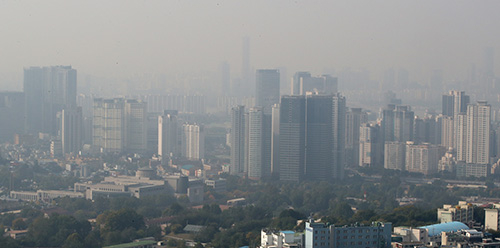 미세먼지 마스크 없이 나갔다간? 초미세먼지 ‘나쁨’, 비까지 내릴 듯