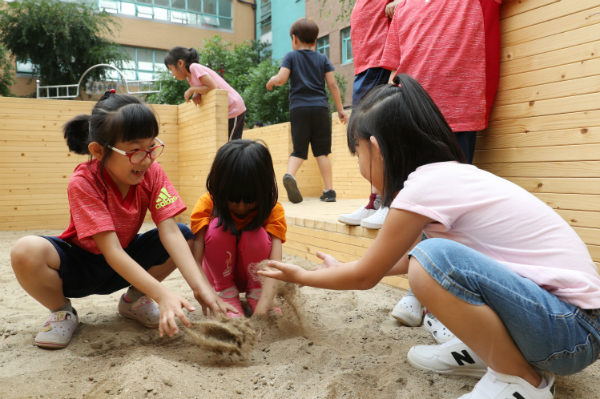 올해 초등학교 1학년 교실은 '북적북적'…전년 대비 1만명 이상 증가