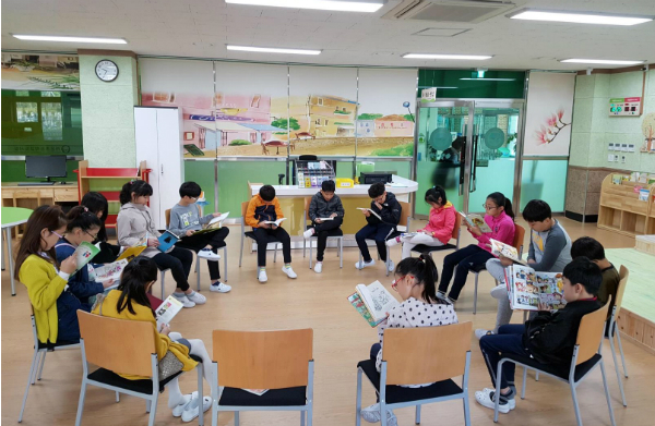 올해 6학년, 1학기 동안 1년치 분량 사회 교과서 배워야…학교 현장 혼돈
