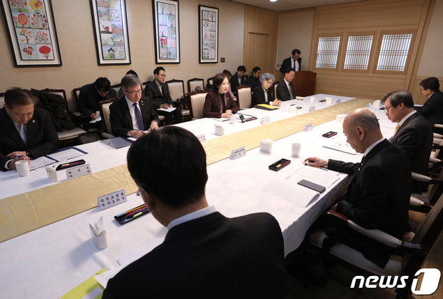 고교생까지 독감 무료접종…연내 모든 학교 공기정화장치 설치