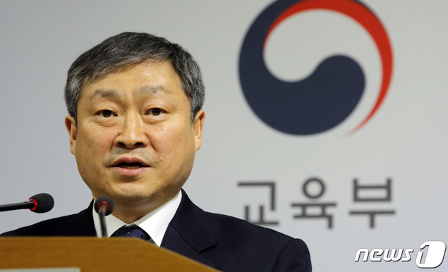 객관식 시험으로 학생 평가 어렵다면서 수능은 늘리자고?