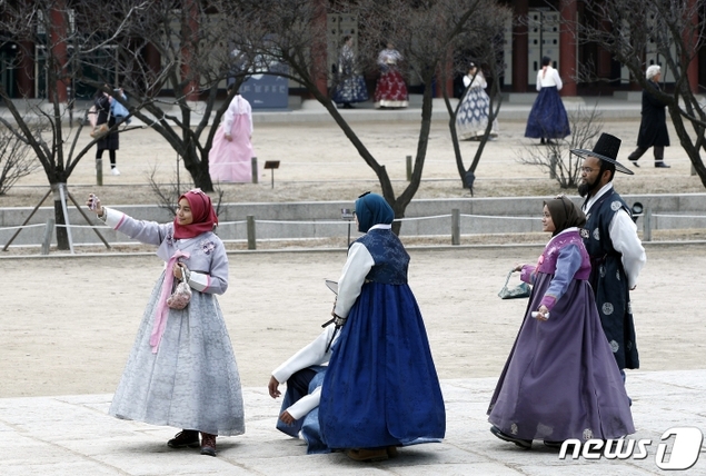성별 다른 한복 입었다고 고궁 무료관람 제외?