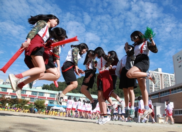 우리나라 중학생, 10년 전보다 학교생활 행복해♥