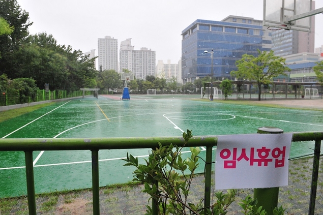 태풍 ‘미탁’으로 일부 지역 학교 지붕 날아가거나 침수