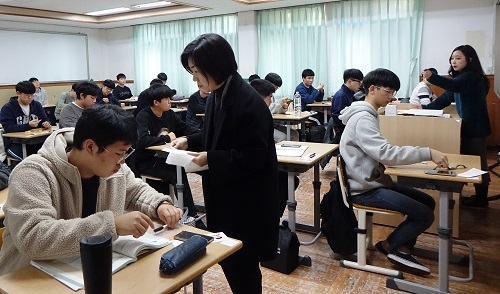 [2020 수능] 국수영 총평 “지난 수능 대비 국어는 다소 평이, 수학·영어는 비슷”(메가)