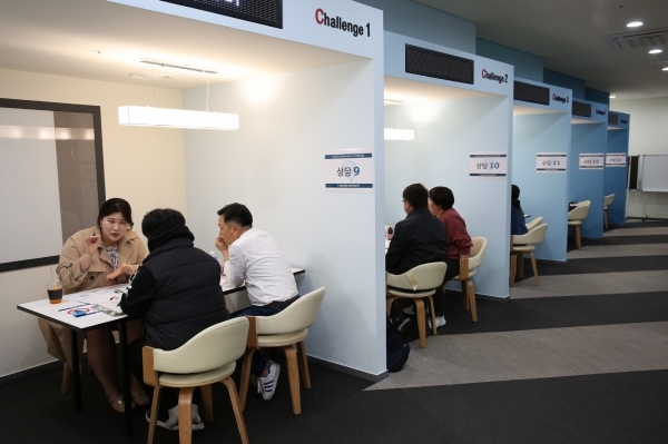 \"등급컷 여기서 더 올라갈까요?\"…2019-2020 수능 등급컷·표준점수 비교