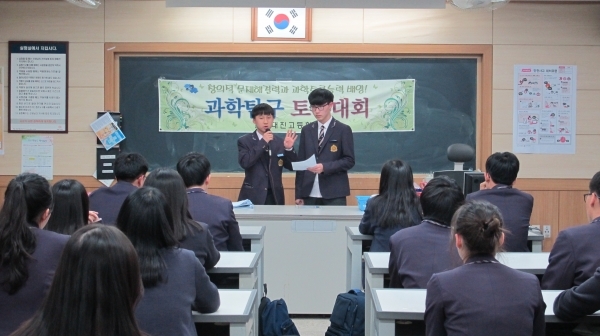 상승하는 중·고교 학교생활 행복도…\'수능 확대\'로 다시 무너지나