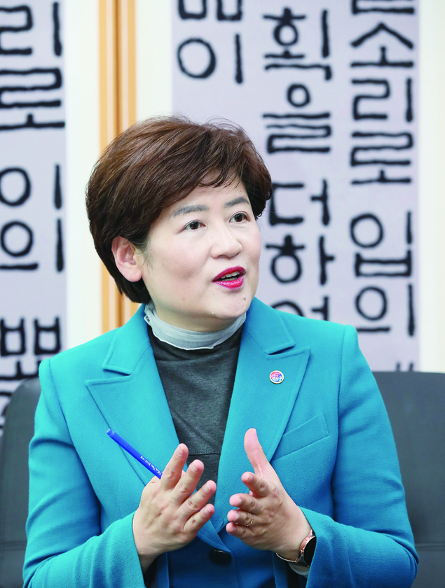 \"교육정책 손바닥 뒤집듯…文정부 교육, 신뢰 잃었다\"