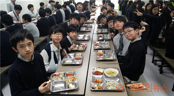 [김재현의 교단일기] \'맛있고 뜨겁고 즐거운 만남\'으로 아이들 마음 열다