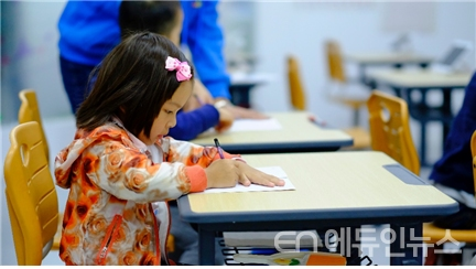 [조은미의 바른자세] 집중력 키우고 학업능률 올리는 자세는?