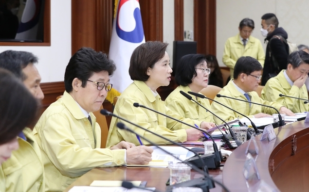 개학 추가 연기…“안전한 학교 만들 적기로”