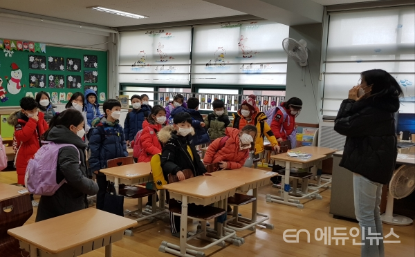 정부, \'4월 6일 개학 대비 마스크 437만장 비축\'