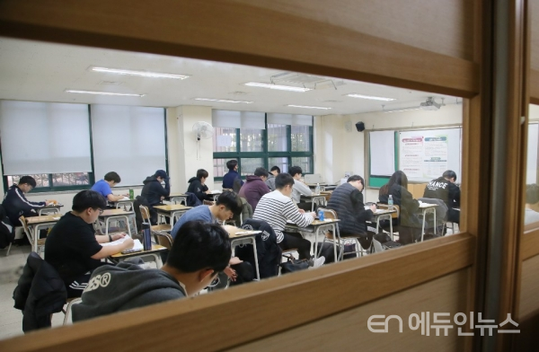 수능시험 1~2주 연기?...정부, 11월 26일 또는 12월 3일 중 연기 \'검토\'