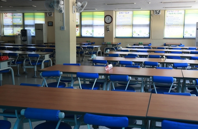개학 이후 학교급식서 학생 간 거리 두기·간편식 제공하기로