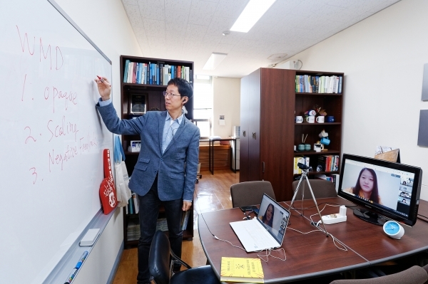 개학 더는 미룰 수 없어…교육부, \'등교 개학과 온라인 개학\' 함께 고려