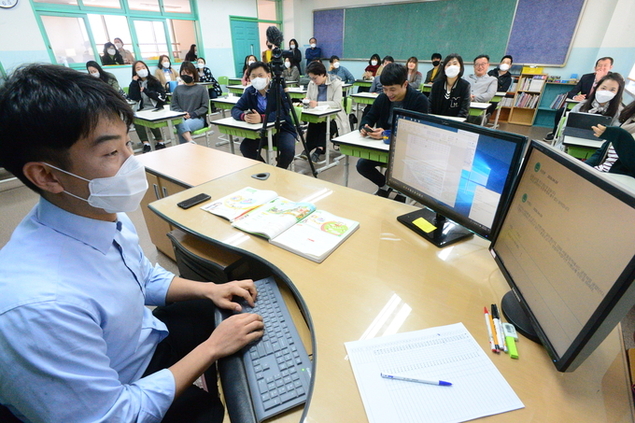 온라인 개학…“정부의 책임 있는 지원 절실”