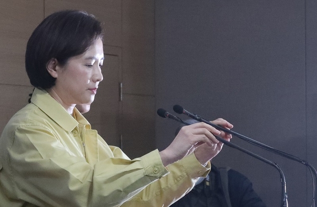 유은혜 부총리, 교육감들과 등교 개학 시기 논의